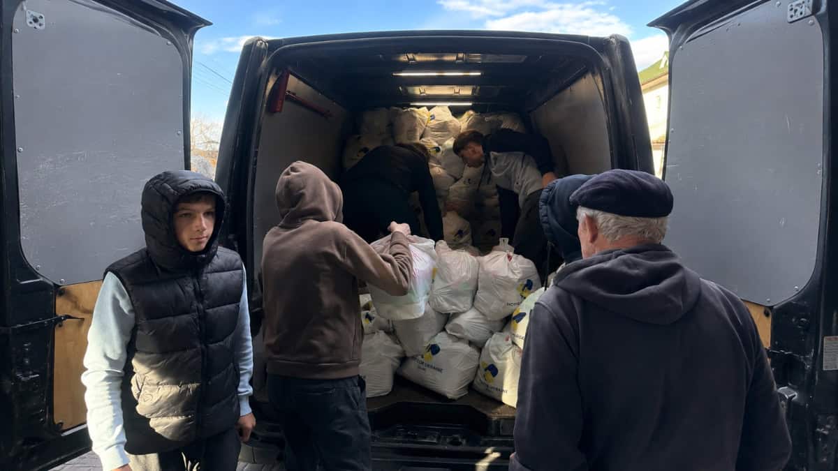 Hope For Ukraine volunteers delivering humanitarian aid